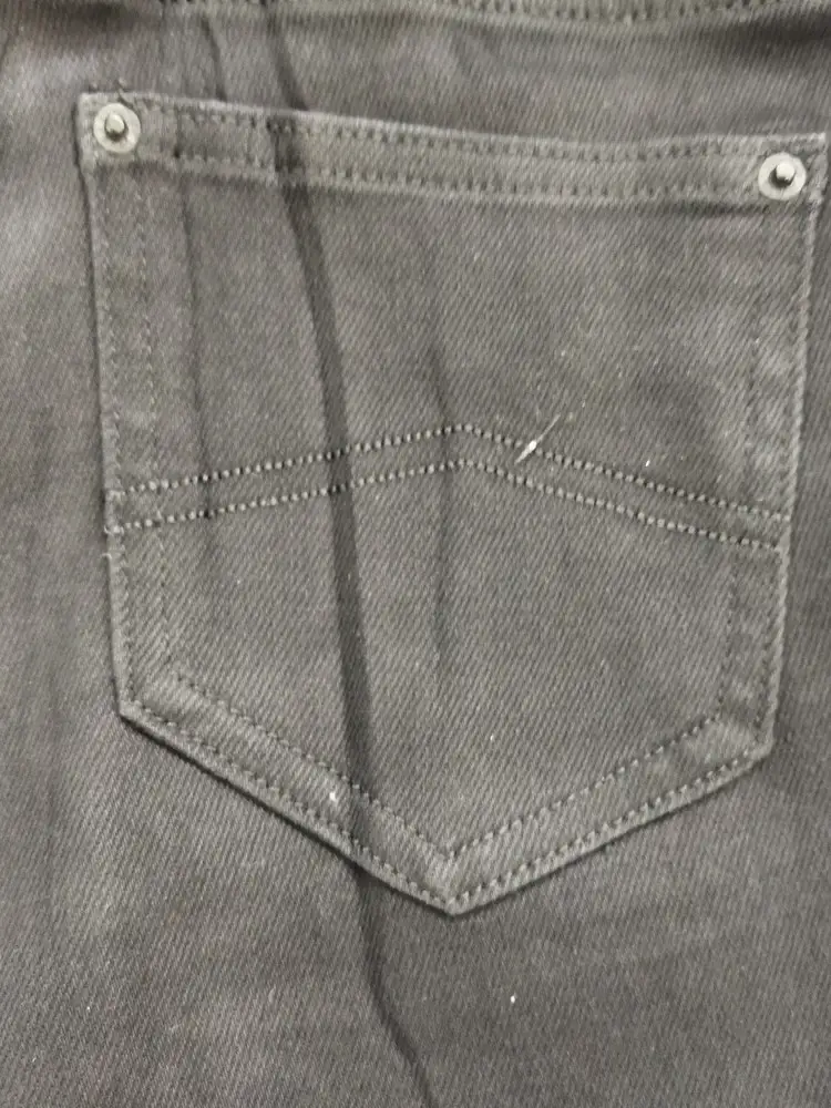 Джинсы не соответствуют картинке, пуговицы и кнопки не такие как на картинке, на джинсах нет лейбла производителя, такое чувство что шила в подвале. На заднем кармане полоски краски, пока мерила нижнее бельё стало серым.