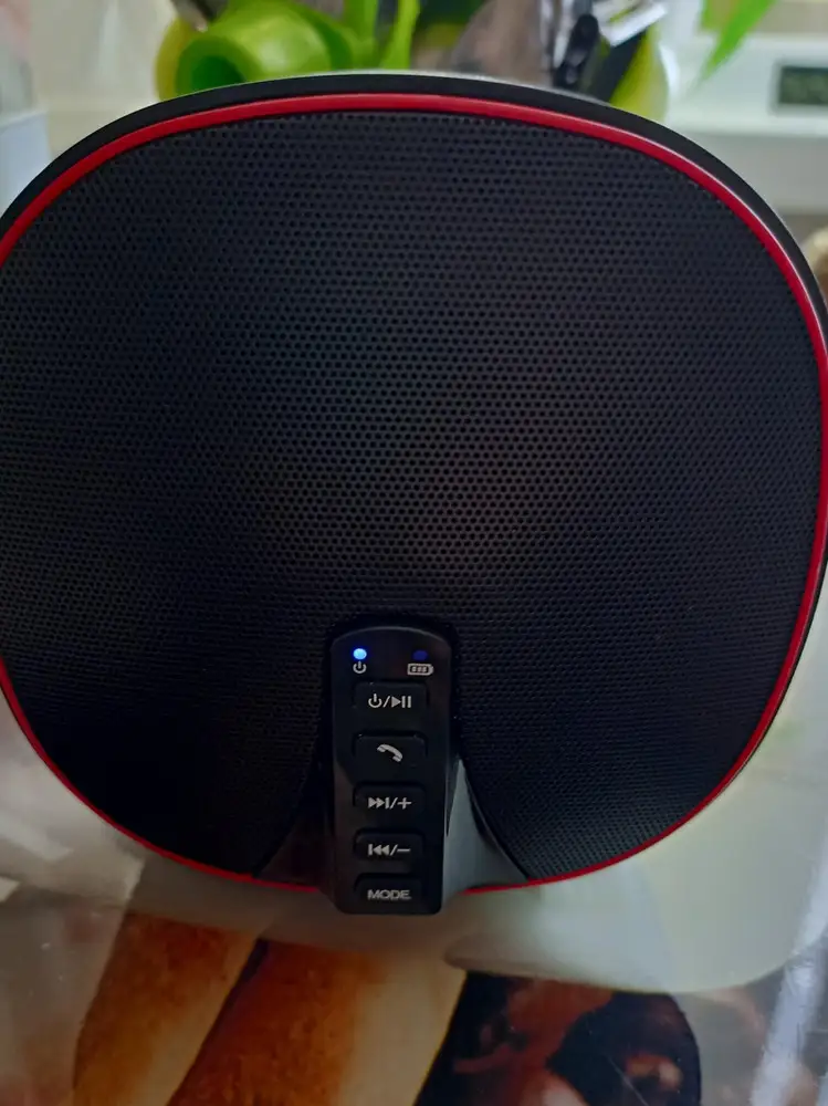 Колонка 🔥,я просто наслаждаюсь её звучанием,чисто не пищит,с басами просто нет слов,просто Супер! спасибо за отличное качество.жаль что нет возможности опубликовать видео со звучанием, только фото можно приложить