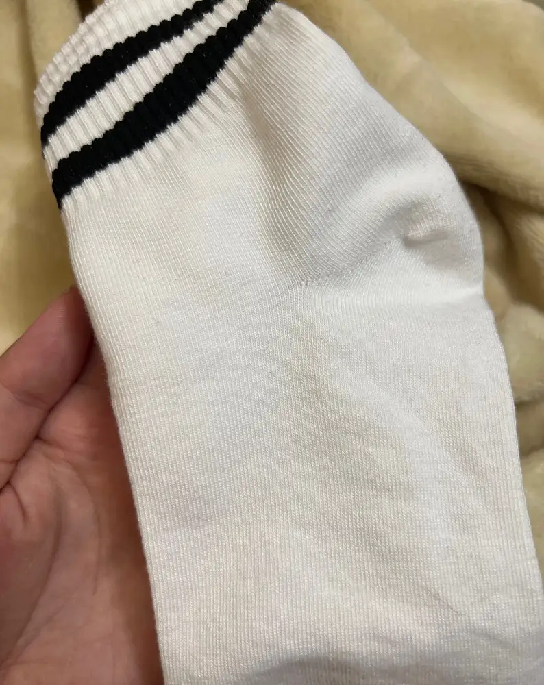 Носки пришли быстро, но больше всего хочется отметить качество, ходила в них целый день, нога не преет, здорово, что очень подходят к лету, в них не жарко. 
носки мягкие, на ноге приятные, качество очень порадовало. Легко тянутся, но не растягиваются. Стирку прошли на 5+ , а это для меня был один самых важных показателей! Спасибо!) 