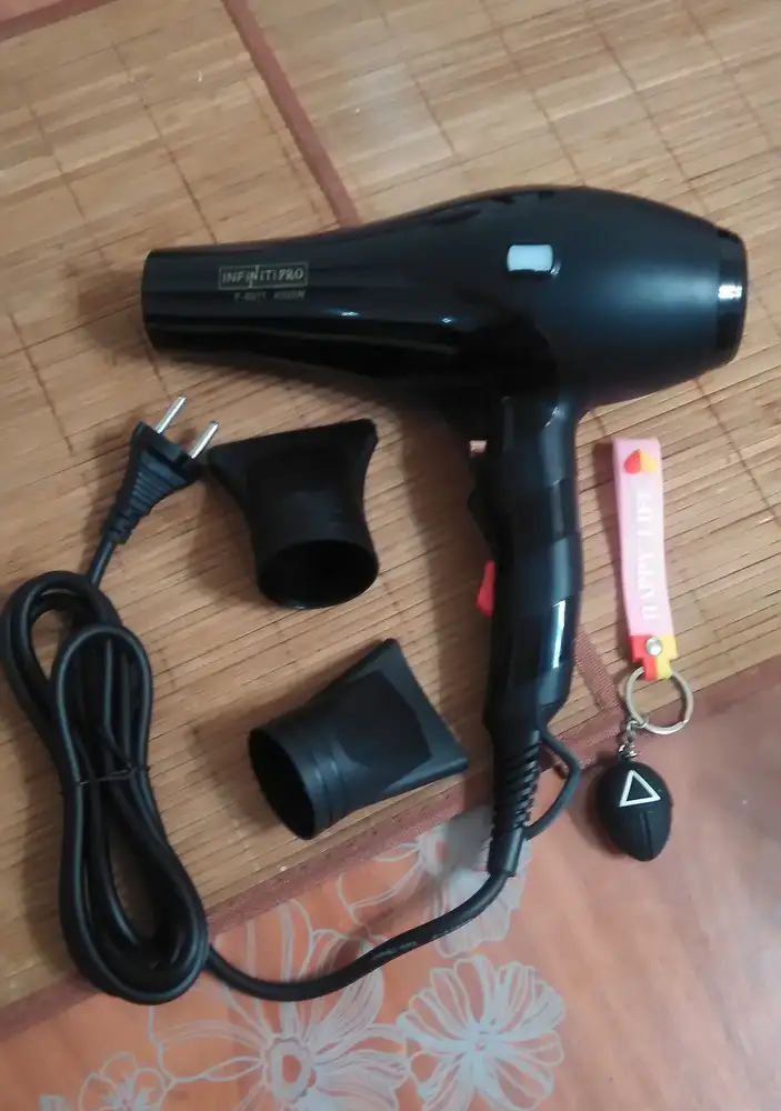 Фен получила на следующий день после заказа. Покупкой довольна, единственное, что насторожило, это то, что насадки просто называются, но при укладке посадку не сдавали потоком воздуха. Фен хороший, лёгкий. С феном положили подарочек. Очень приятно. Спасибо продавцу.