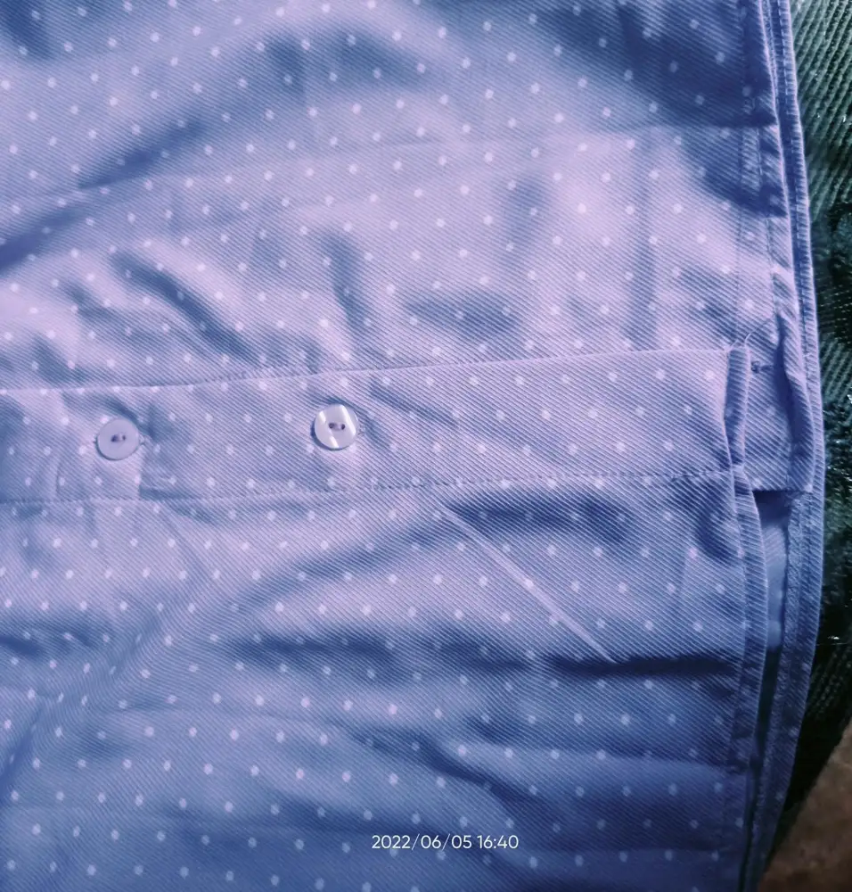 Как писала Елена 30 мая... Сзади шов неровный. Если она снова появится - то вина не наша - а работников валберис!
А качество ткани и задумка на 5!!!
Пошита же на троечку.
Очень жаль!!!