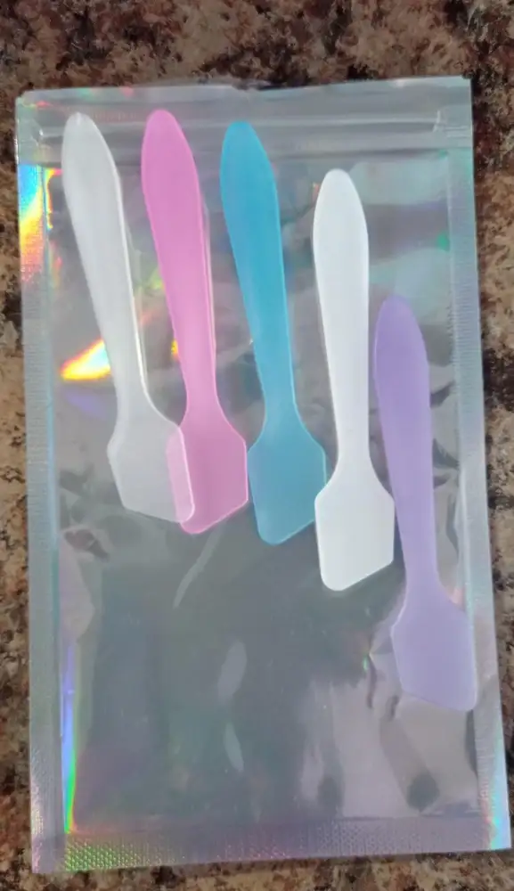 Шпатели удобны для смешивания кремов, для нанесения думаю, маловаты. Сделаны аккуратно, без царапин. В удобном мешочке.