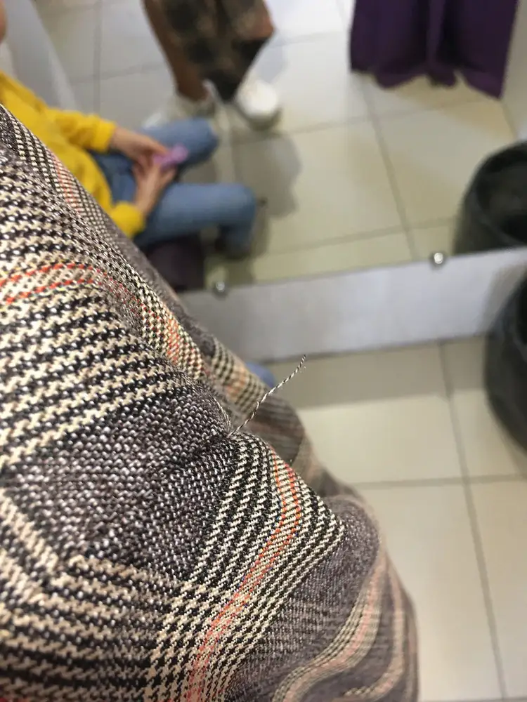 Шёл очень долго, задержка больше недели. Уже и не захотелось пиджака. Пока он шёл, пришло 2 пиджака других фирм. Ну наконец-то дождалась, оказался велик, очень тонкий, нитки торчат, качество на троечку. Поэтому возврат, да и может и фасон не подошёл.