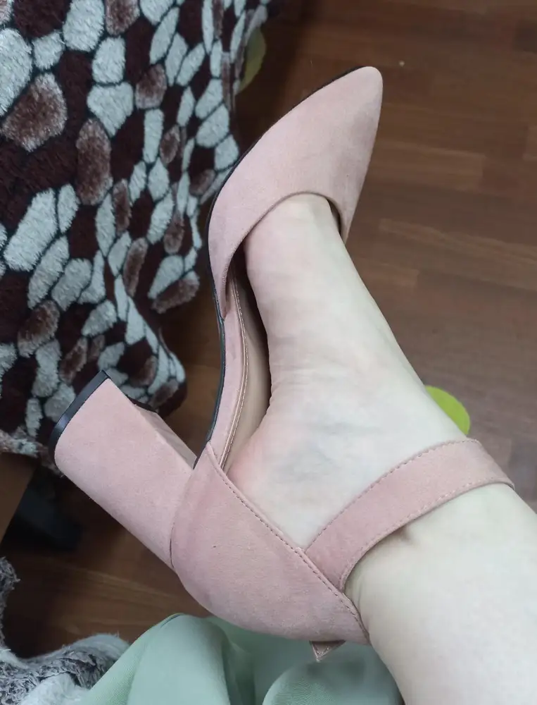 Туфли очень удобные, устойчивый каблук. Но цвет совершенно не тот, что на фото. Более розовый оттенок.