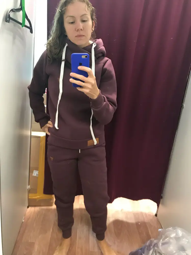 Костюм понравился. Размер 42 особо не отличается от 44. Взяла 44, хотя ношу 42.