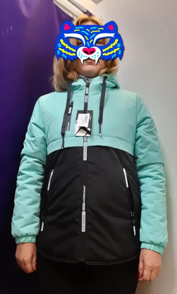 Крой и цвет симпатичный.На мой 46 размер чуть узковато в плечах. Взяла такую же,но другого размера(46) и цвета.