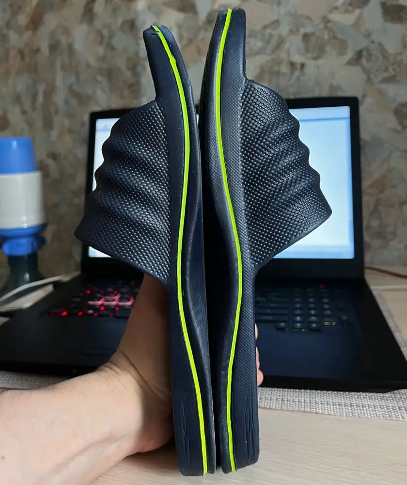 Шлепки разного размера, при этом на обоих указан размер 42