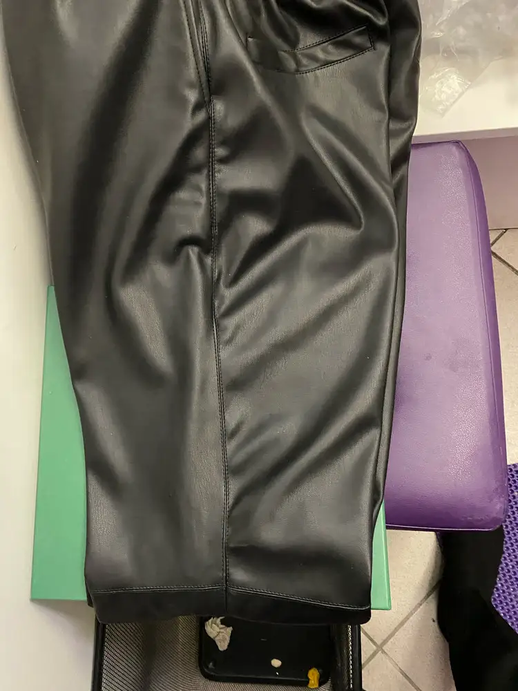 На свой 46-48, заказала м и l, лучше села м,l большая. Но, впереди все идеально, а сзади все пожамкано, прошибло с какими то волнами. Только поэтому отказ, буду молиться, чтоб 200 руб. за возврат не удержали