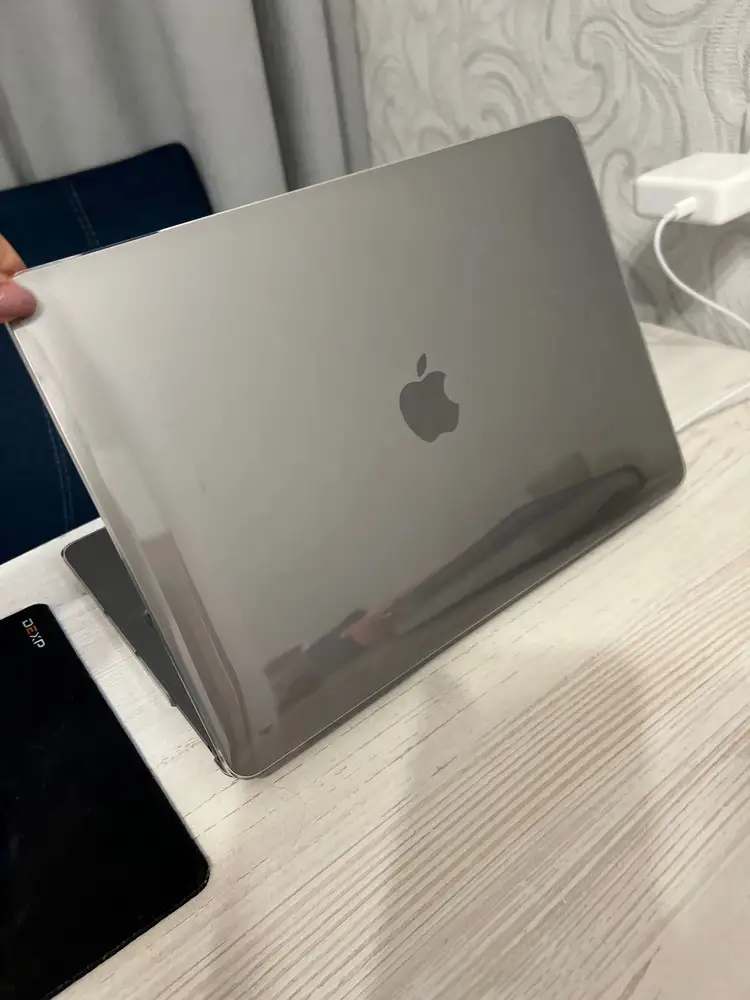 Отличный чехол, на MacBook Pro 2022 13^ подошел идеально, пластик целый, без дефектов. Сел плотно, рекомендую