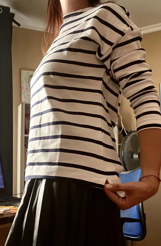 Классный свитшот, уже даже успела постирать - не вытянулся , не сел, как новый! Спасибо за качество. 