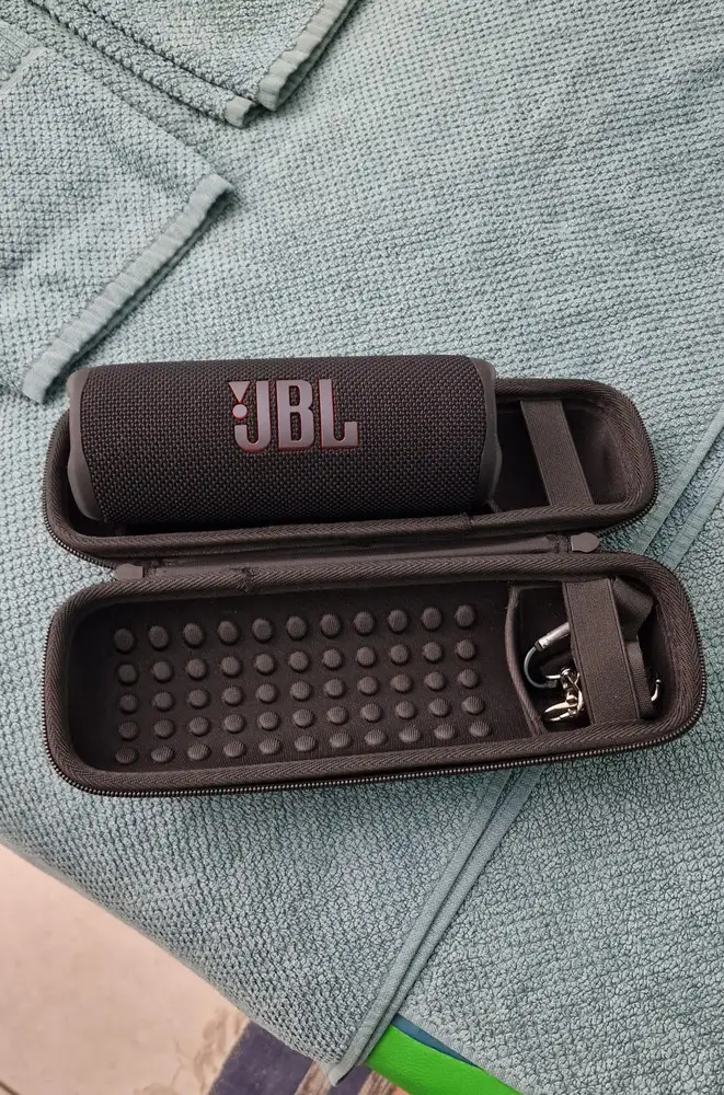 Колонка jbl flip 6 подходит идеально. Чехол твёрдый и прочный, ткань приятная