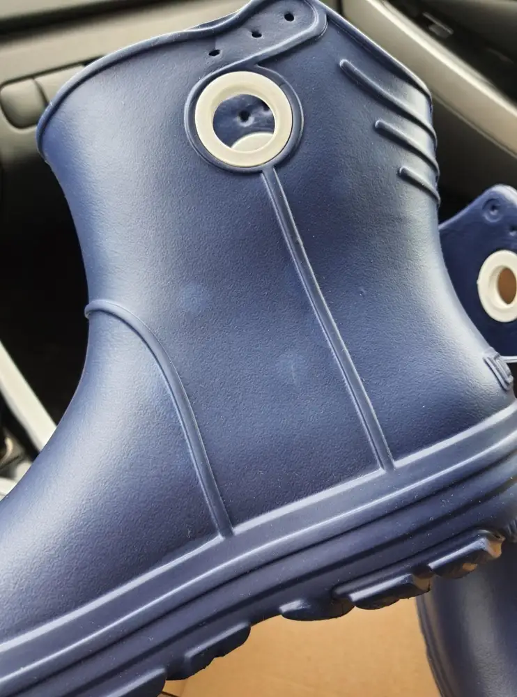 В целом - сапоги носить можно, но качество исполнения все же оставляет желать лучшего: кривенько... косонько... пятнисто... Скажем прямо - далеко не crocs, возвращать не стала, тк брались подростку месить грязь за городом, но выйти в "люди" конечно не годятся...