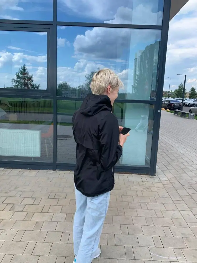 Очень понравилась, классная легкая ветровка. Очень комфортно носится, и классно подошла и села на меня )) мой размер - брала 42. Рекомендую. Фоткал муж - сказал, что очень понравилась и ему ))