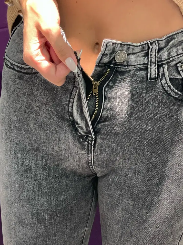 Это могли бы быть отличные джинсы,на рост 176 сели прекрасно,но было одно НО на всех трёх парах(заказала три размера) была сломана ширинка,замок расходился сразу когда начала застегивать,и так на всех трёх