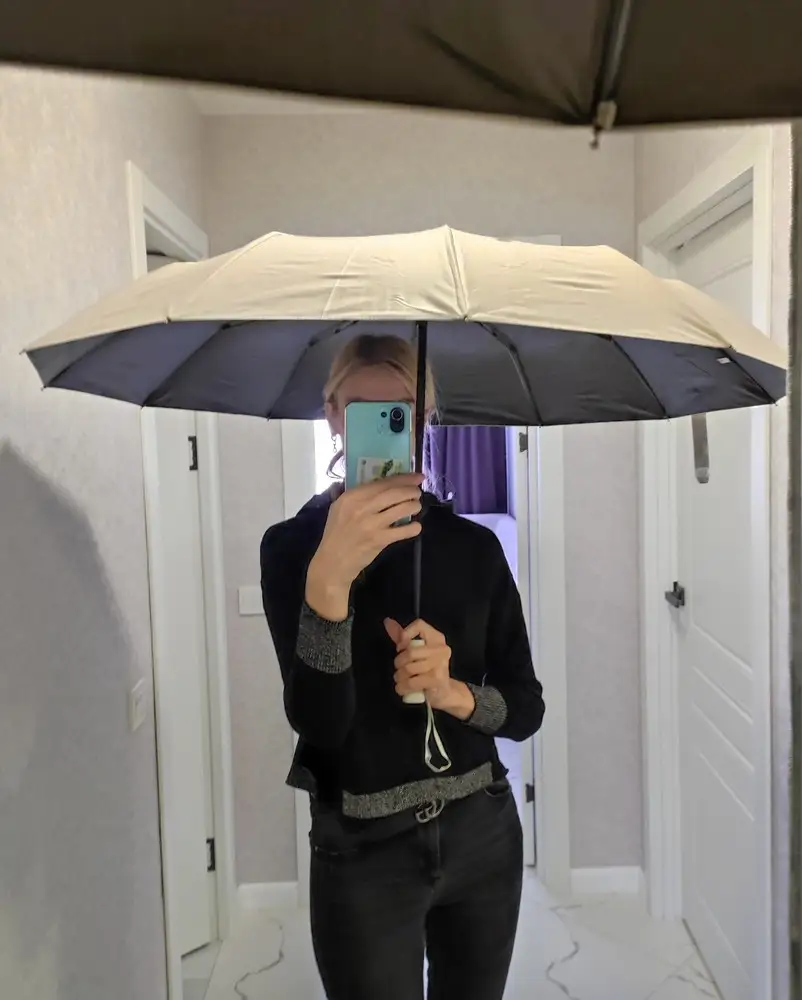 На первый взгляд зонт добротный. Купол большой, для меня это+. Цвет нейтральный благородный. Осталось проверить в непогоду.