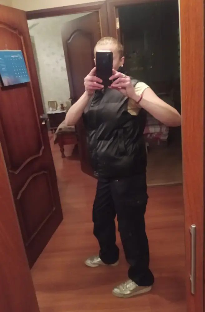 Классные брюки! Фасон супер, но материал могли бы и по качественнее выбрать, все-таки стоют как приличные джинсы... Ещё из минусовку нитки торчат во всех стороны! Так что перед тем как носить их надо аккуратненько просмотреть все ниточки срезать немного разгладить и прополоскать тёплой воде Пока непонятно насколько качественную они покрашены. Дополню позже