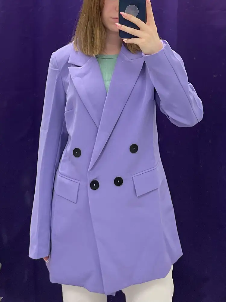 Во-первых, пиджак пришёл весь в чужой помаде! В жизни цвет более тёмный. Также форма пиджака оказалась кривой🥲