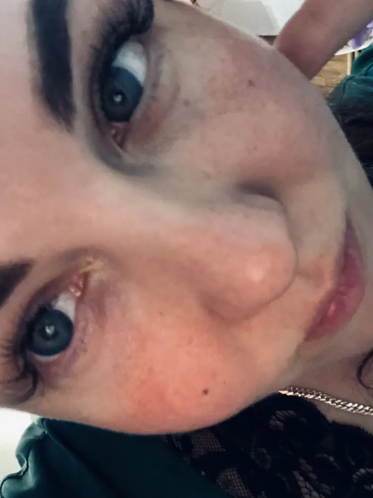 На зелёные глаза не очень голубые легли