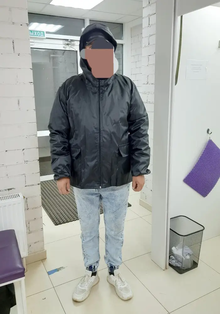 Муж 52 размера спокойно одел ветровку на куртку