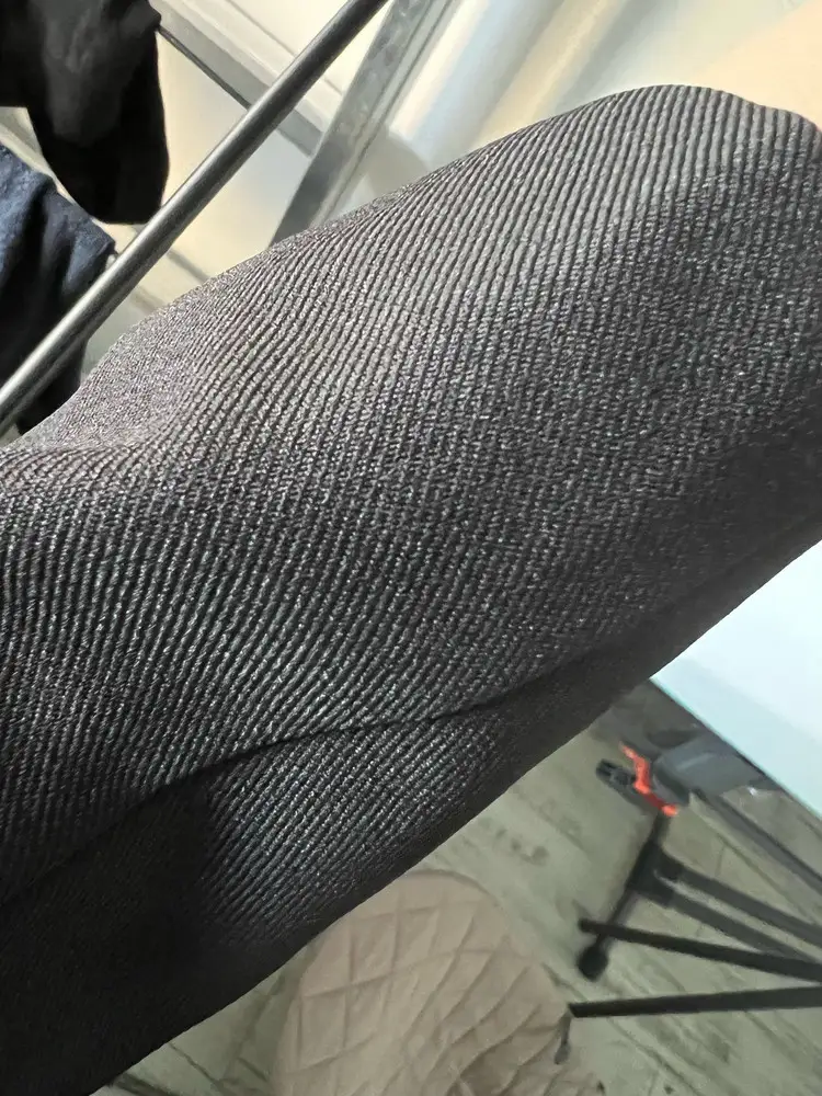 Мне оказался длинным рукав. Ткань преимущественно синтетика. Но плотная