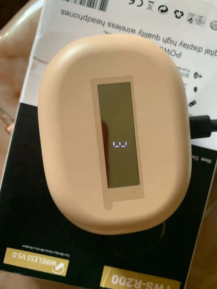 Очень удивил цвет))) он не чёрный (как заказывала) и не белый… он бежевый! Оставляю себе просто потому что мне подходит такой цвет под большинство одежды. Но вообще думаю это не очень приятно - получить продукцию вообще другого цвета. За это снимаю одну звезду! Вторую звезду сняла за отсутствие инструкции н русском языке. Я то разобралась как мне их подключить и проверить, но ведь не все это умеют. Продавец мог бы позаботиться о своих клиентах, положить самую простую инструкцию. По звуку пока ничего не могу сказать. Оба наушника работают - это было главное, что я проверяла. Посмотрим как поведут себя дальше. Дополню отзыв, если что-то «вылезет»