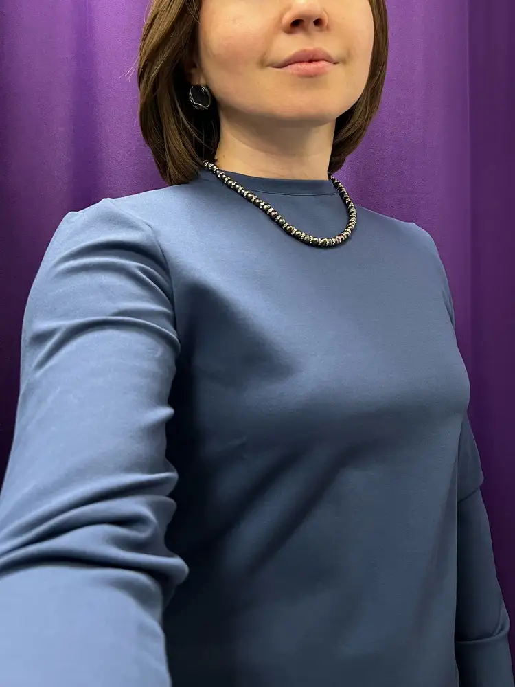 Ткань плотная, немного тянется, форму идеально держит, для осени прекрасно походит. Швы ровные. Длина рукавов и по спинке на мой рост 158 см соответствует ожиданиям. Теперь это мой любимый лонгслив для офиса. Обязательно закажу ещё в другом цвете! ❤️