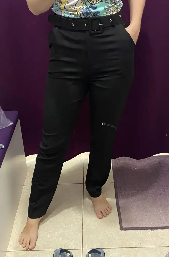 Красивые, но очень тонкие, видны очертания карманов и нижнего белья, только под бесшовное белье пойдёт, ремень одноразовый рассмешил) тонкая пена покрытая лаком. Брала на размер больше. ОТ 74 и ОБ 95 заказала 46, подошёл идеально.