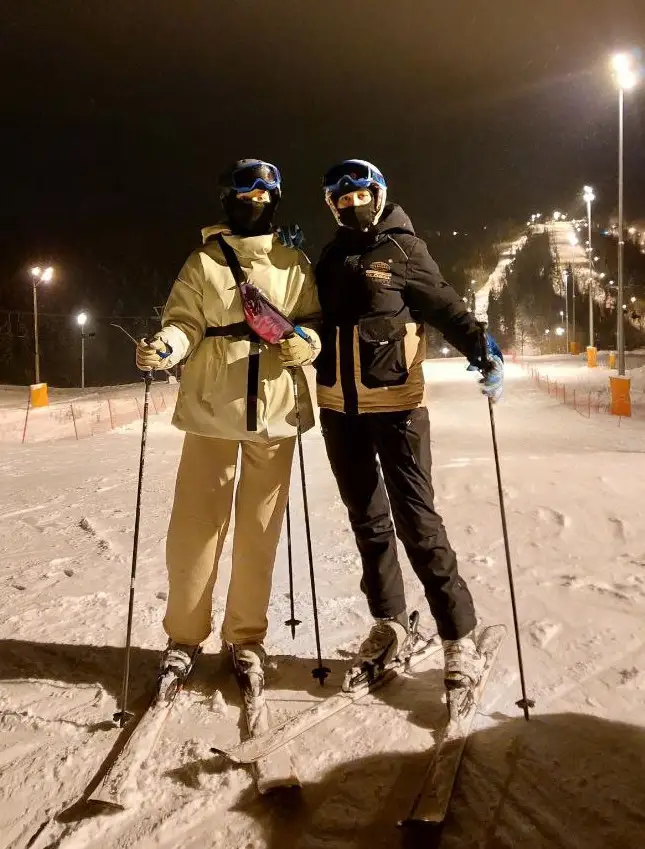 штаны отличные! выглядят нормально даже просто для носки по городу, но при этом отлично сочетаются с лыжными ботинками! 
единственный минус - на свой 42-44 размер подошел только 48, так что пришлось штаны заказывать 2 раза и платить за отказ, но оно того стоит

штаны не расчитаны на очень холодную погоду (в -12 даже с термобельем прохладно было), но при активных видах спорта они идеальны