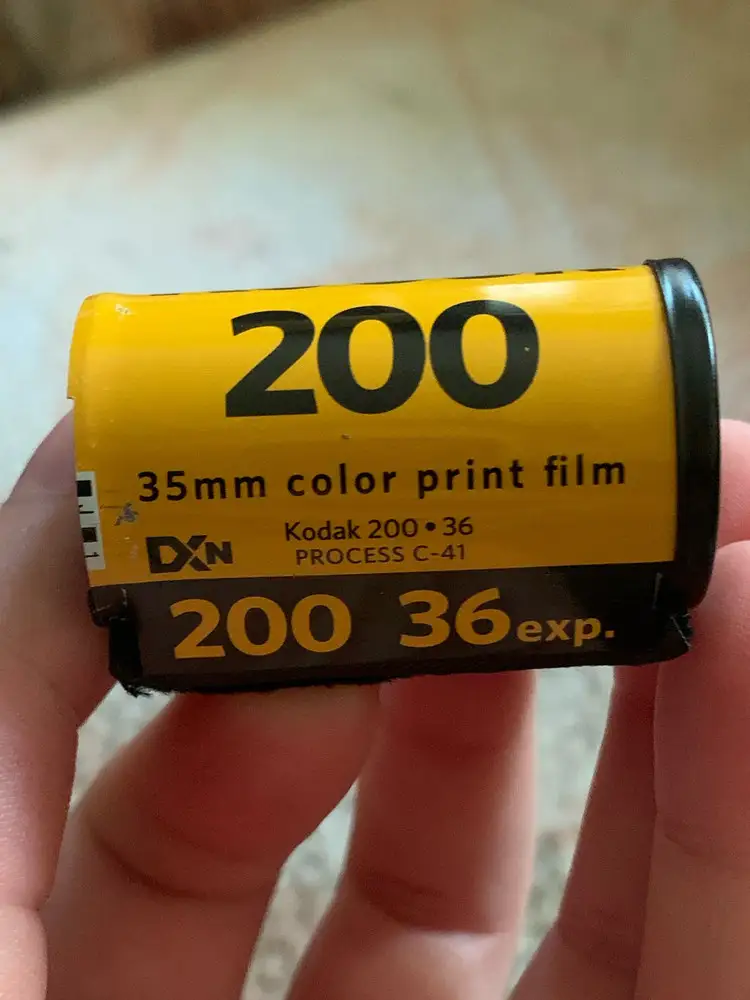 Была намотана на катушку Kodak200, по незнанию не обратила на это внимание и не указала при заказе проявки, что плёнка ч/б(. Сотрудник фотоцентра ориентировался на катушку и проявил по c-41, соответственно снимки не проявились(