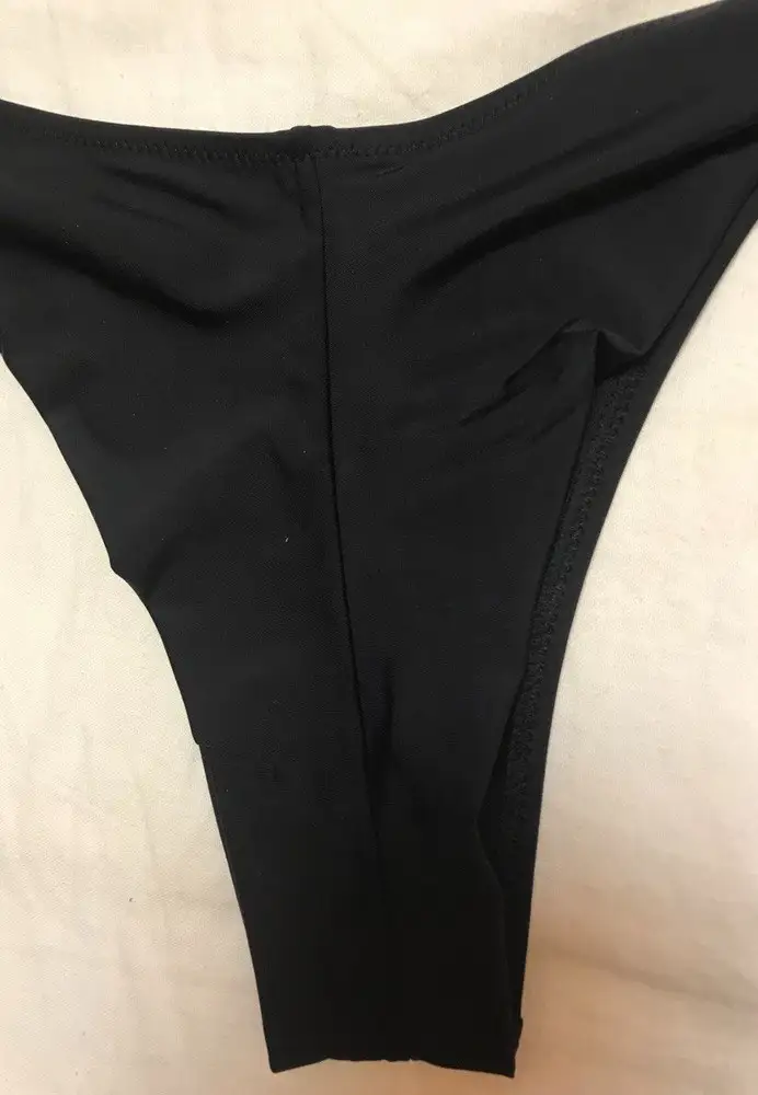 Необычные, но вполне симпатичные и даже удобные. Одно их портит, вертикальный шов на задней поверхности плавок