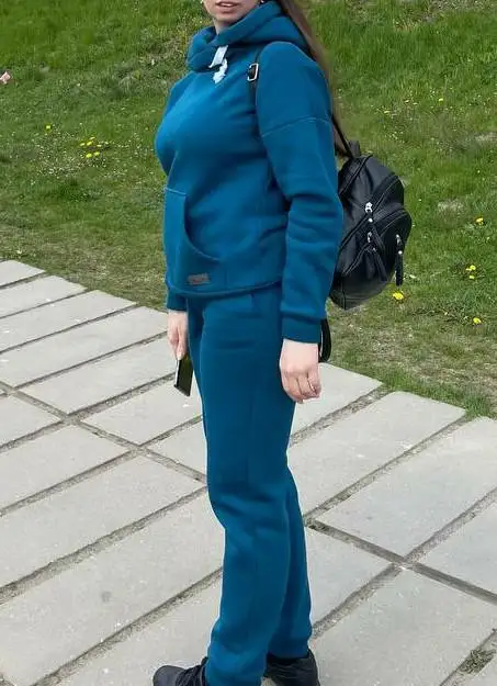 Отличный. Все ровно, удобно и под куртку и под жилетку и просто как основная одежда. Тёплый.