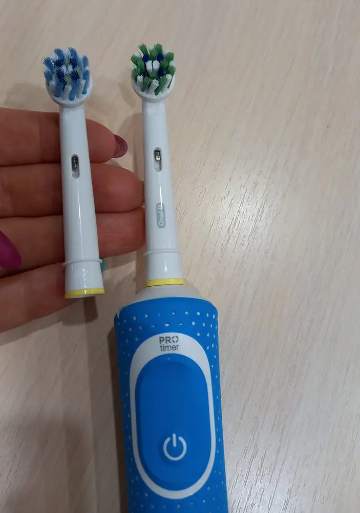 Подходит к щетке Oral-B BRAUN,правда нет надписи Oral-B на самой насадке и цвет щетины отличается(бледнее,чем у оригинала).В действии ещё не пробовали.Цена подкупила)))