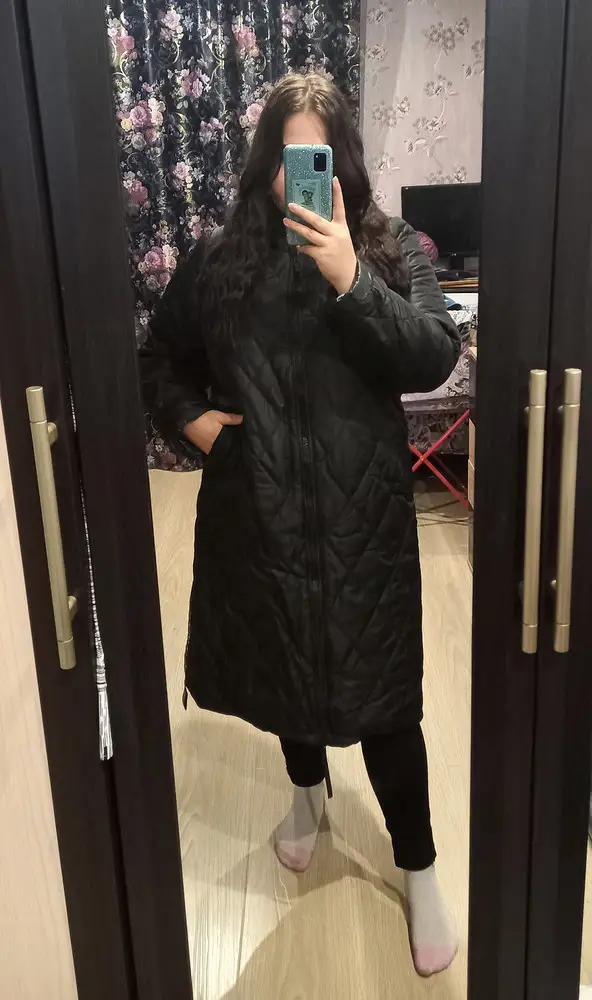пальто 10 из 10
тёплое, все хорошо прошито
сначала заказала 58 размер, оказалось большое в бёдрах, и плечах
в груди хорошо
решила перезаказать сейчас 56 размер, в бёдрах сидит отлично, оверсайз (ОБ 113), в талии тоже, свободненько (ОТ 93), а вот в груди маловата (ОГ 125), но не критично 
немножко скину, и все будет идеально)
мне кажется такое пальто подойдёт типу фигуры яблоко, у меня такой тип фигуры
тк оно подчёркивает талию, даже которой нет)