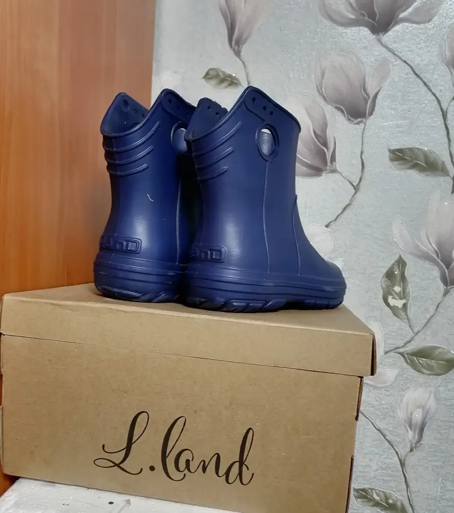 Это единственные приличные сапожки на данный момент, на али столько выбора но я немогла ждать и заказала чтобы обрезать до нужной мне высоты, дабы у них хорошая платформа, симпатичный верх и невесомость, колечки легко вынимаются и без них лучше но верх все равно стремный, так, что я ножницами отрезаю сколько мне надо и вручную пришиваю тесемку-вуаля у меня модные полусапожки. Причем повторюсь перелопатила весь вайлдберис только у этих номальный материал и форма. Рекомендую))!