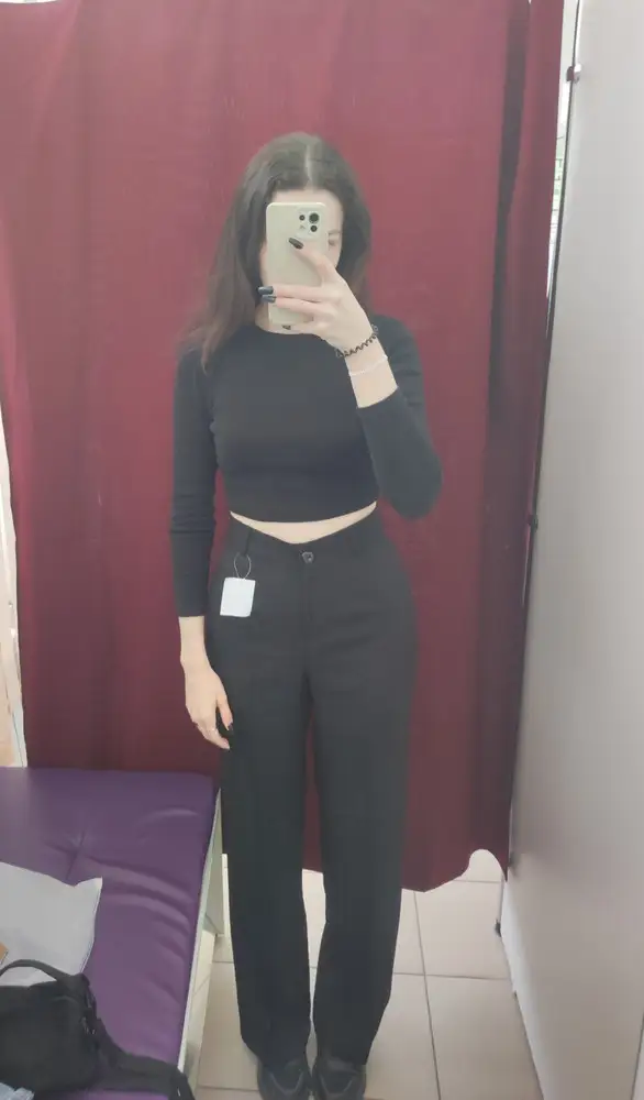 они прекрасны
считая то, что я вернула более 5 брюк из-за длины и несоответствия размеру, эти подошли идеально
к слову, у меня рост 170-172, ОТ-63 ОБ-92, большеваты в талии, но с ремнём думаю будет нормально, длина чуть ли не по пятку
не знаю как поведут себя после стирки, возможно дополню отзыв, но пока могу сказать ,что нравится всё
материал, кстати, тонкий и нежный, на тёплую осень и весну пойдут на ура