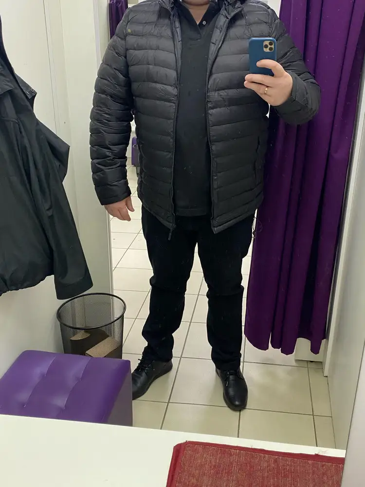 Маломерка. 66 размер на грудь 135 см вот столько не хватает, чтоб застегнуться. (См фото). Сама куртка легкая и приятная на ощупь.
