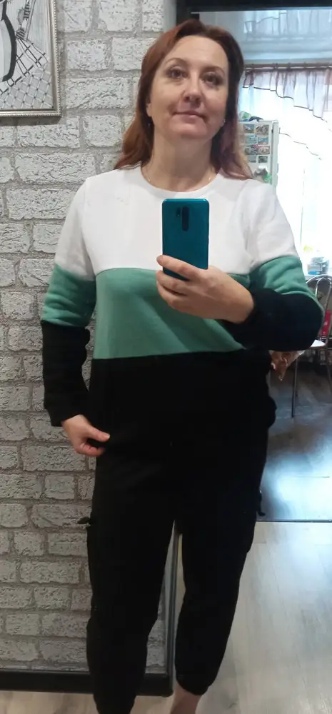 Отличная мягкая кофточка. Понравилась, пришла в хорошо упакованном пакете. Это второй мой заказ, первый раз было с пятном. Заказала повторно и на размер меньше. Ношу 50, заказала 52. Подошло отлично. Нигде не обтягивает, свободно. Посмотрим, как будет в носке, но сейчас я в восторге от кофточки.