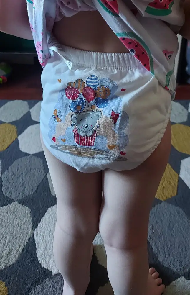 Наконец-то мы нашли идеальные трусики для приучения к горшку! Остальные были или слишком толстые и сохли по 2-3 дня, либо протекали. А в этих идеально всё-достаточно тонкие по сравнению с другими подобными трусиками (на солнце на балконе высыхают за полдня) и не протекают. Выдерживают даже один небольшой попис (даже не намокают снаружи). Заказали ещё пару таких трусиков, на всякий случай. Надеюсь их качество одинаково и не зависит от рисунка. Сильно большемерят, на ребёнка 98 см и весом 15.5 кг идеально подошёл размер 2