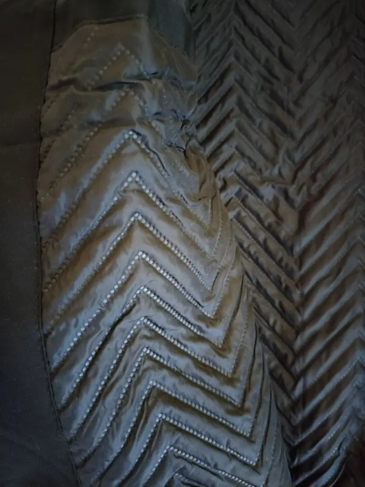 Походил денек решил отзыв оставить. Материал приятный.Двуслойный. На удивление когда в помещение заходишь не жарко в нем. Внутри подклад мягкий на ощупь приятный. Скоро дожди начнутся думаю самое то будет. Вообщем посмотрим пока все нравится.