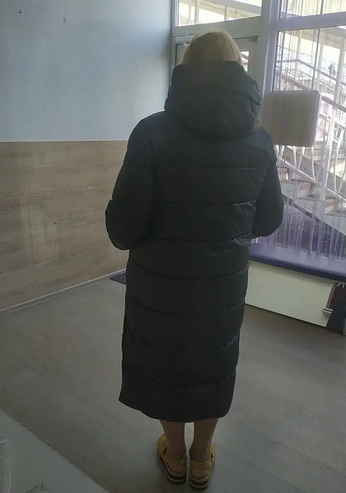 Пуховик на фото выглядит более презентабельно. На мой рост 160 см длина до середины икры. Понравился.