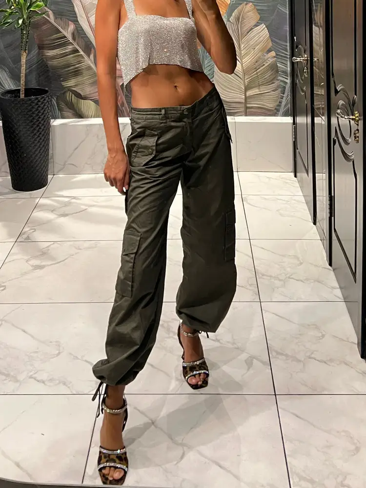 Отличные штаны!На бёдра 90 немного велики, но внутри есть кулиска. На рост 174 в пол👌🏻можно носить широкими, можно затягивать внизу 