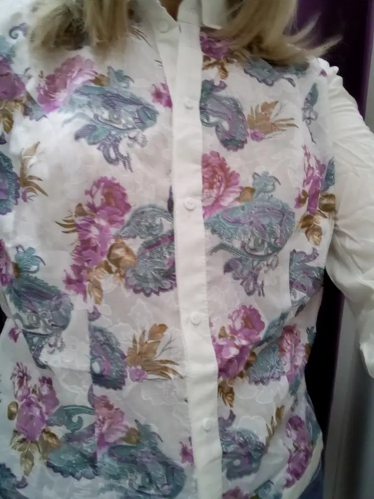 Качество прекрасное. Ткань, лекала, пошив - на высоте. Но расцветка не та, что на фото сайта, хотя и похожа. И это не тот случай, когда в процессе раскроя детали просто так попал рисунок. Это ткань с другим рисунком, и он смотрится хуже, чем на фото сайта. Мне не понравилось, как это в итоге выглядит. Жаль, что фото не соответствует. За это снимаю звезду. Если такой рисунок нравится- блузу рекомендую. На рос. 46 размер подошел 48 размер производителя.