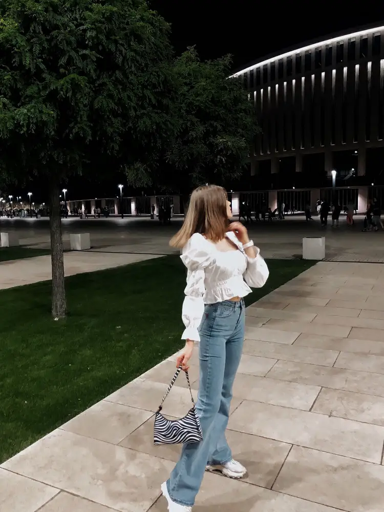 Джинсы мне понравились ,хорошо тянутся ,сидят тоже хорошо,единственный минус немного  перекручивается внутренний  шов на левой штанине ,но в целом мне нравится