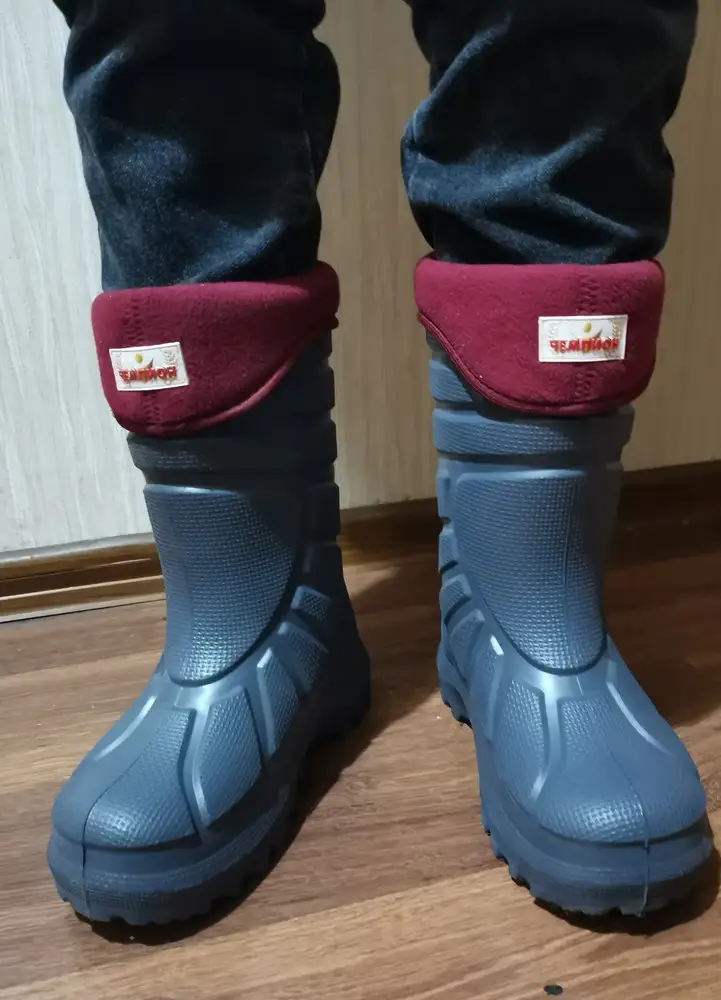 Супер сапоги. Сыну 11 лет очень понравились, сразу пошёл в них домой из пункта выдачи. Размер подошёл. В таблице размеров: Верхний через / размер производителя, ниже размер  через - российский. 39/40 это на 38-39. У сына 38 подошло идеально, есть запас.