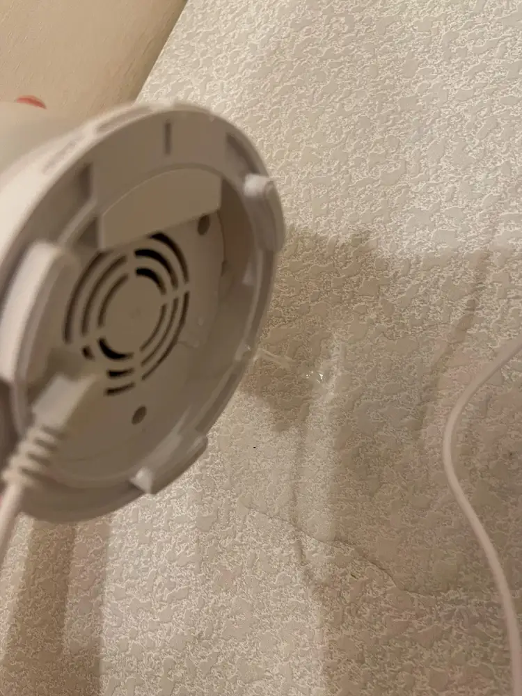 Со дна ночника вытекает вода, при работе очень шумит, трудно представить, что его можно оставить на ночь. В бутылочке масло было на дне. Оформила заявку на возврат. 