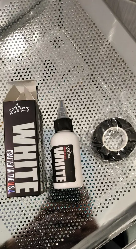 Всё четенько. Краска густая, по работе похожа wf. Пришла быстро. 4 дня. Продавца рекомендую. Спасибо за подарок)