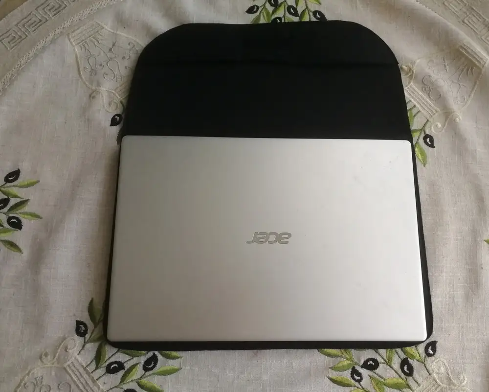 Приятный на ощупь, ноутбук Acer Swift 3 сел как влитой. Сначала плотно, потом чуть растянулся и стало идеально и по ширине и по высоте. Кармашек отлично подходит для мелочей. Чехол ноутбук от ударов не спасёт, а от царапок самое то и выглядит очень стильно