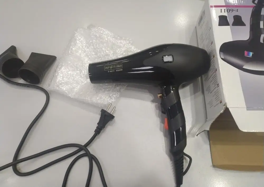 Хороший фен! Правда профессиональные мощнее, но мне , лично, для домашнего использования даже лучше, что он не такой термоядерный, как в салонах. Пришел в ,,пупычатой" обёртке, и в коробке. Коробка была порвана, если на подарок, то кто-то расстроился бы, но меня это не напрягло - на работу фена коробка точно не влияет. Набор полный , как указано: две насадки. Работают все кнопки: мощность, горячий/холодный воздух. Ещё приятный призент - брелок, спасибо, дочка обрадовалась, больше, чем фену))). Товар пришел быстро. Рекомендую!