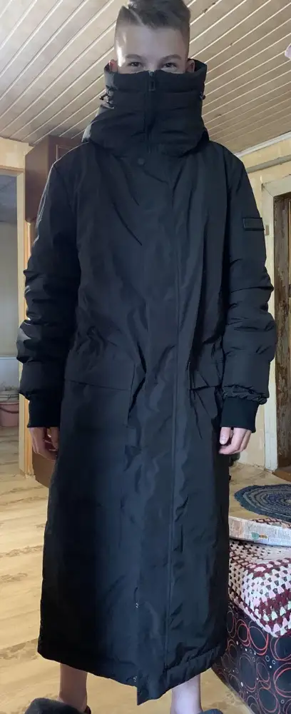 Офигенная куртка!! Брала сыну 12 лет XS (44 размер), чуть большевата, но рукава можно подворачивать 👌 воротник высокий, поэтому зимой не будет задувать в шею 😍 