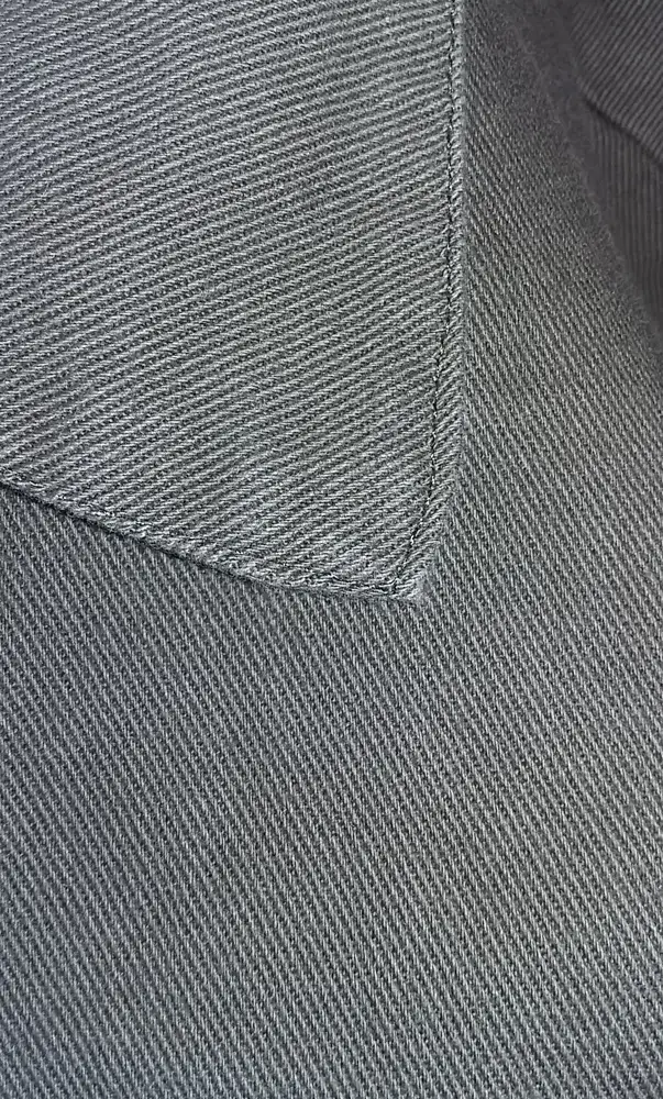 Ткань хлопок 100%
Модель оверсайз
Качество пошива ужасное (фото)
Пуговицы гремят